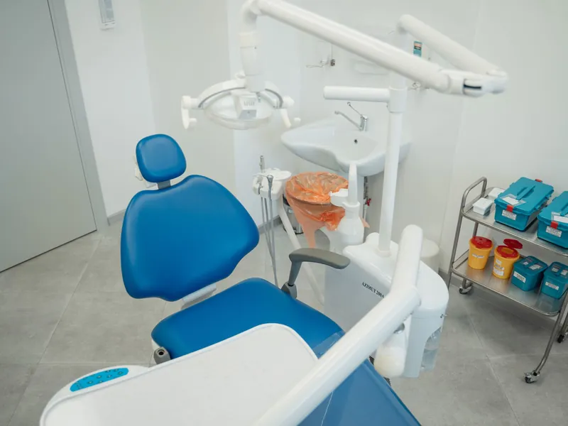 Gabinete de uma clínica dentária limpo e arrumado
